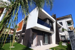 Seferihisar Ürkmez Merkez de Mustakil Lüks satılık 3+1 Villa
